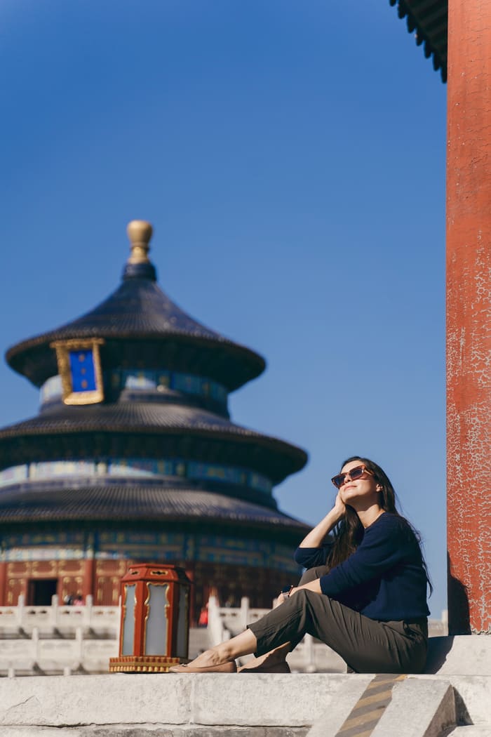 Turista en China con un templo de fondo y un cielo azul
