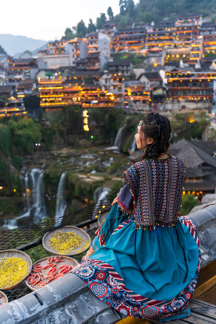 Ciudadana originaria de China vendiendo comida en el mercado de la ciudad de lijiang