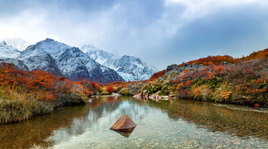 Hermoso paisaje de invierno con una montaña nevada de fondo y un río en Lijiang China