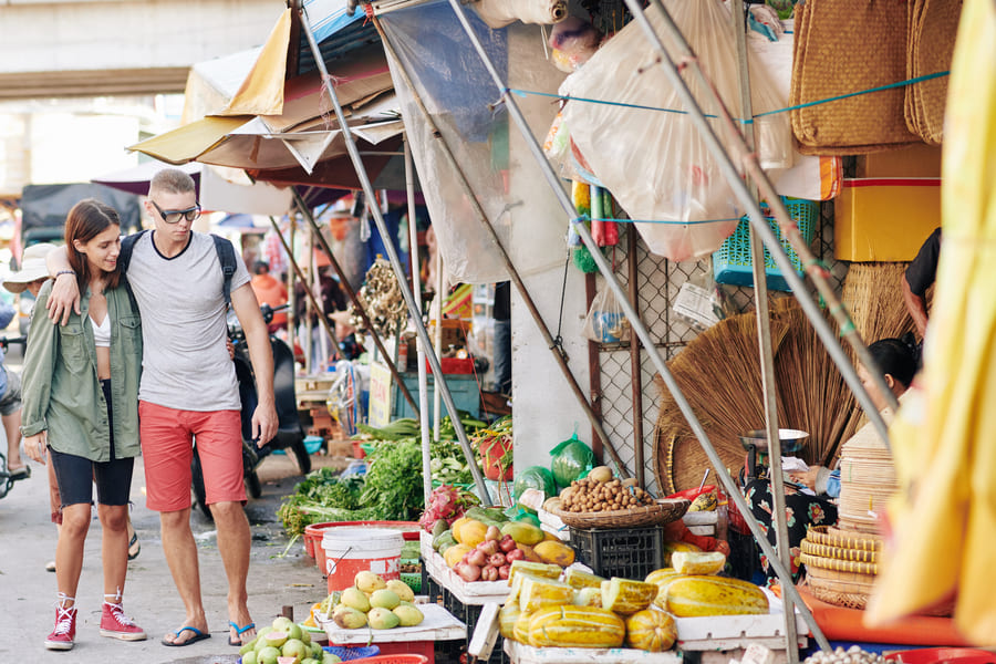 Pareja de turistas en un típico mercado chino